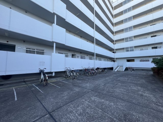 海あり！山あり！駅直結！スーパーあり！不満はなし！！卍【リノベ／サンビーチ追浜】の駐輪場