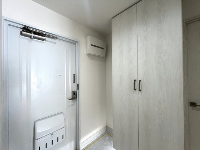 海あり！山あり！駅直結！スーパーあり！不満はなし！！卍【リノベ／サンビーチ追浜】の玄関|明るい玄関です