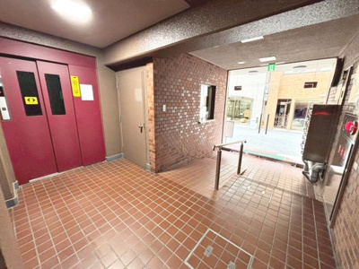 【その他共用部分】 | サントピア九条 | 玄関にシューズボックスございますので、散らかりがちな玄関も片付きますね