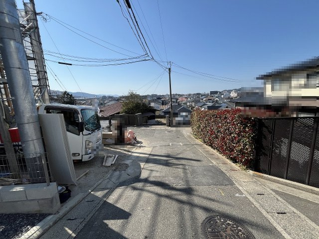 【その他】 | 福岡市南区屋形原2丁目第9　1号棟（全1棟）【仲介手数料無料・0円】 | 現地写真。前面道路です。