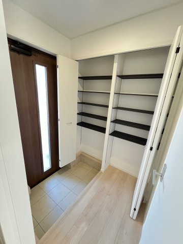 【玄関】 | 福岡市南区屋形原2丁目第9　1号棟（全1棟）【仲介手数料無料・0円】 | 施工例。施工例は完成時と異なる場合があります。