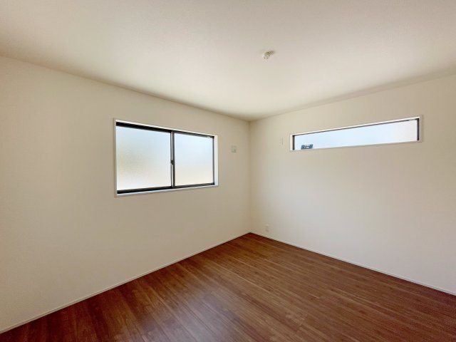 新築戸建・新築建売　太田市第1花香塚町　綿打小学校・綿打中学校の洋室|外からの視線を気にすることなく生活ができる窓になっています！
