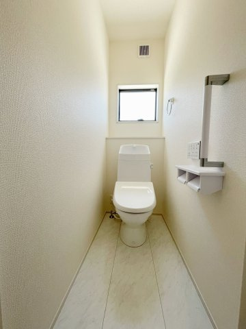 新築戸建・新築建売　太田市第1花香塚町　綿打小学校・綿打中学校のトイレ|玄関近くにもトイレがあるのでお出かけ前や来客用としても便利です！