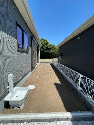 新築戸建・新築建売　太田市第1花香塚町　綿打小学校・綿打中学校の庭|外水栓付き！人工芝を張ったりプランターを置いたりできます！