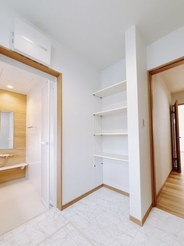 【新築戸建】足利市福居町第4期の洗面所|■洗面室｜洗面室｜洗面所にはリネンスペースを設けました。着替えやタオル、買い置きの洗剤をたくさんしまえる空間です。