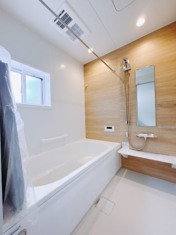 【新築戸建】足利市福居町第4期の浴室|■浴室｜お子様やご年配の方にも負担のかからないエコベンチ浴槽。半身浴ができる機能性が魅力です。浴室暖房換気乾燥機付きで冬でも暖かく過ごせます。
