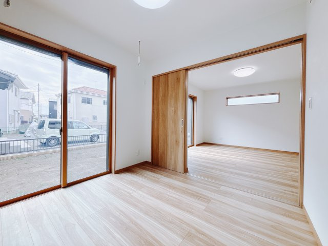 【新築戸建】足利市福居町第4期の洋室|■1階洋室｜1階洋室には大きな窓をご用意しています。日中はあたたかな日差し差し込み自分時間も充実できますね＾＾