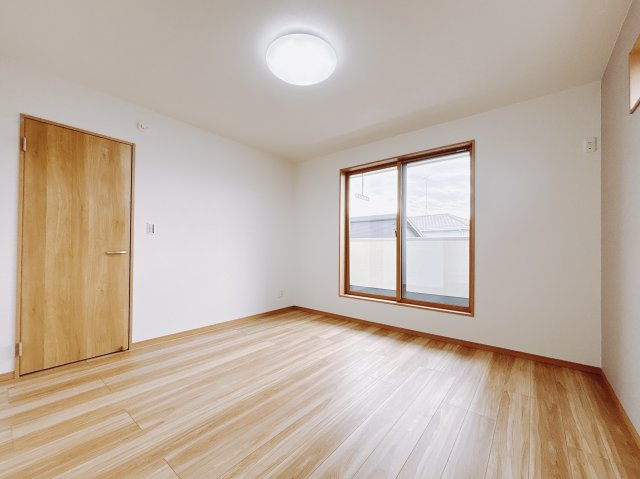 【新築戸建】足利市福居町第4期の洋室|■2階洋室｜2階各居室には収納をご用意しています♪常にお部屋を綺麗に保てます！小さなお子様も自然とお片付けができるようになるのでうれしいですよね！