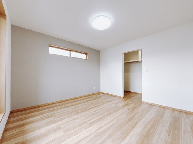 【新築戸建】足利市福居町第4期の洋室|■2階洋室｜横に長い窓が特徴的な2階の一室。大きな収納があるのでいつでも部屋がすっきりと片付きます*。