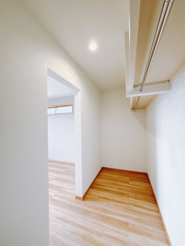 【新築戸建】足利市福居町第4期の収納|■WIC｜主寝室には夢のウォークインがございます♪お洋服やバッグだけでなく、増えていくお洋服やご家族での思い出の品もしっかりと収納します( ＾＾ )