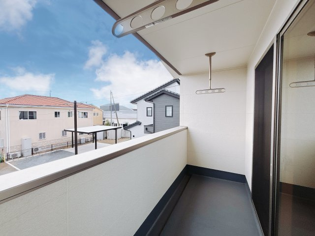 【新築戸建】足利市福居町第4期のバルコニー|■バルコニー｜あたたかな陽のひかりを浴びることのできるバルコニー。お洗濯物やお布団を干せば、家族みんなが気持ちよく暮らすことができます(*^^*)