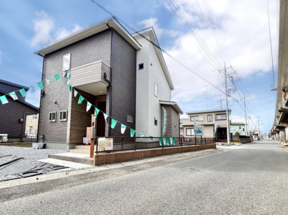 【新築戸建】足利市福居町第4期の前面道路含む現地写真|■外観｜前面道路が広く見渡しが良いので、車の安全確認もばっちり！駐車が苦手な方でも安心です♪
