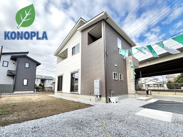 【新築戸建】足利市福居町第4期の外観|■外観｜陽だまりのリビング、家事らくキッチンのお家、ついに完成！永く住むほどに愛着を深める、味わい豊かなデザインです。完成したばかりの新築を、一度ご覧になってみませんか？