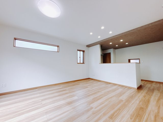 【新築戸建】足利市福居町第4期の居間・リビング|■リビング｜陽当たり良好のリビングダイニング♪賃貸では叶わなかった、お友達とのホームパーティや大音量で映画やテレビを楽しむことができます(*^^*)