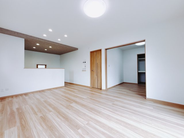 【新築戸建】足利市福居町第4期の居間・リビング|■リビング｜窓から射し込む陽射しが縦横に広がり、あたたかな空間が形づくられています。ここはご家族の笑顔集まる憩いの空間です( ＾＾ )