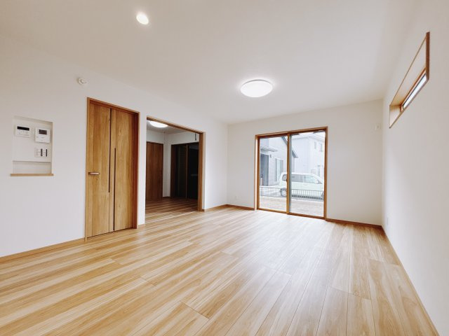 【新築戸建】足利市福居町第4期の居間・リビング|■リビング｜キッチンからお部屋全体が見渡せる一続きの空間！和室で遊ぶお子様にも目の行き届く安心設計でお部屋のどこにいても会話が弾みます♪