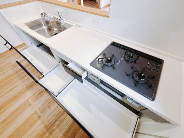 【新築戸建】足利市福居町第4期のキッチン|■キッチン｜ワークトップ下には、圧力鍋やパスタ鍋などのかさばる調理器具もラクラク収納可能なスライド収納！ものが溢れがちなキッチン回りもスッキリきれいに管理ができます♪
