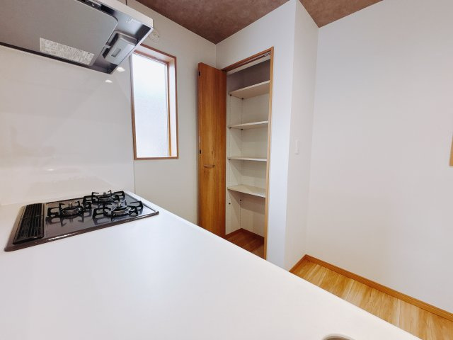 【新築戸建】足利市福居町第4期の収納|■キッチンパントリー｜調理道具や食品など収納でスッキリ！