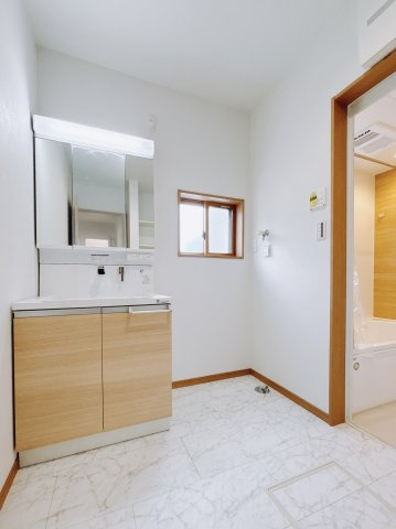 【新築戸建】足利市福居町第4期の独立洗面台|■洗面室｜三面鏡の洗面台は鏡の裏が収納ポケットになっているので、ヘアケア用品や歯ブラシなどでごちゃつきがちな洗面台周りがスッキリ片付きます。　