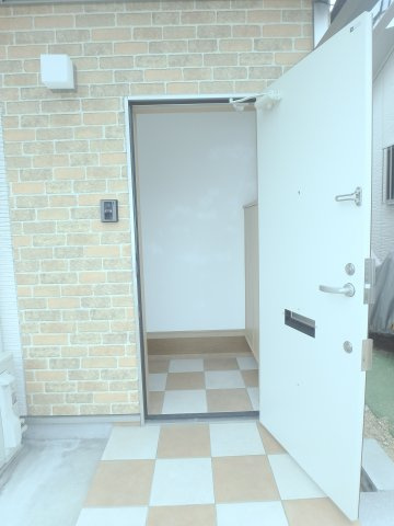 上富井貸家の玄関