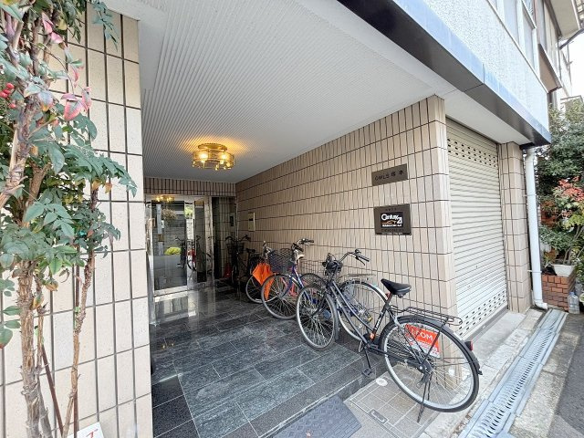 アウルズ塚本のエントランス