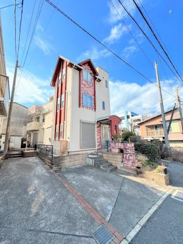 港南区下永谷5丁目の前面道路含む現地写真|◆爽やかな青空の下に贅沢なほどに降り注ぐ陽光、豊かな居住性と、クオリティが見事に調和した住空間は、住まうことの喜びを感じさせてくれます。ゆとりある広い敷地で開放的なお住まいです。