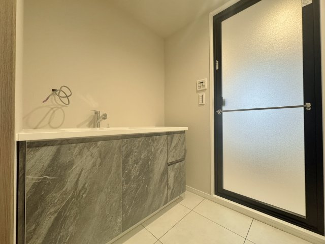 コスモ氷川台の洗面所|ゆとりある洗面スペース
高級感溢れるカラーと大きさの洗面化粧台新規交換
ミラーはこれから設置いたします