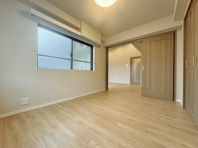 コスモ氷川台の洋室|6.0帖洋室
2面採光で暖かな光の入る一室
全室たっぷり収納いただけるクローゼット完備