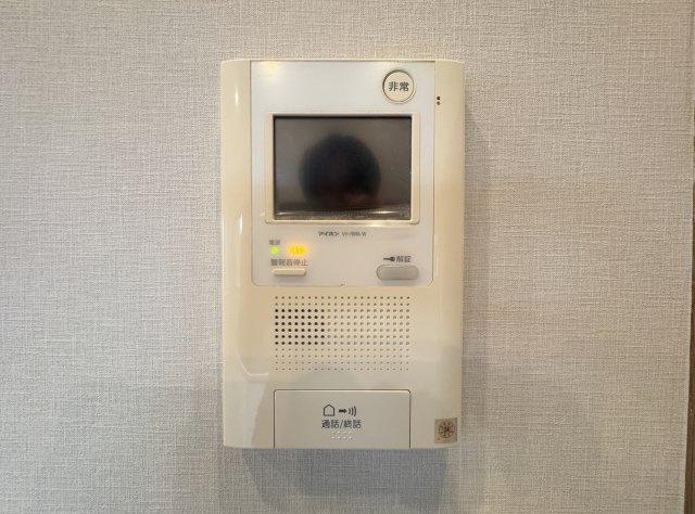 コスモ氷川台のセキュリティ|インターホンの映像で来訪者の声と顔を確認後鍵を解錠することができるTVモニター付きインターホン完備