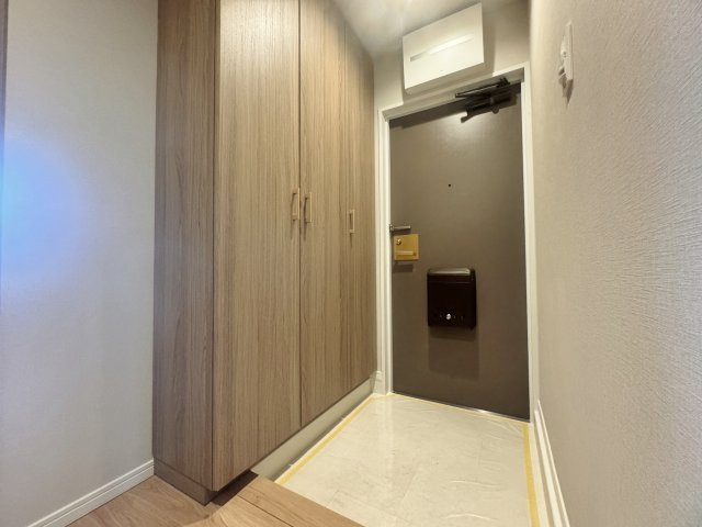 コスモ氷川台の玄関|玄関先にはご家族皆様の靴をしっかりと収納いただけるシューズボックス付です