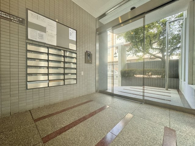 コスモ氷川台のエントランス|安心のオートロックシステム完備です