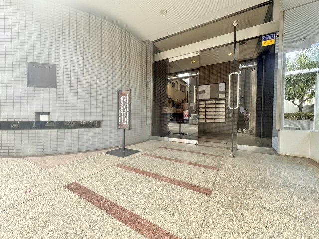 コスモ氷川台のエントランス|管理が行き届き清潔な共有スペースとなっています