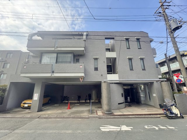 コスモ氷川台の外観|緑豊かな城北中央公園約560ｍ
お買い物施設は徒歩10分圏内に揃い便利な立地