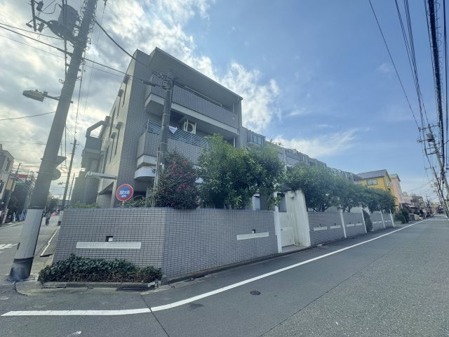 コスモ氷川台の外観|角地に面しておりどのお部屋も心地のよい光がしっかりと届くマンションです