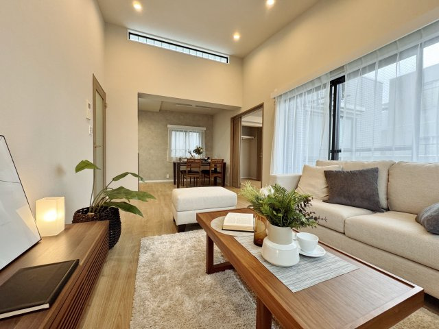 コスモ氷川台の居間・リビング|LDK16帖
リビング天井高は3.35ｍで開放的
(実際の生活がイメージ出来るよう、家具を設置しております)
