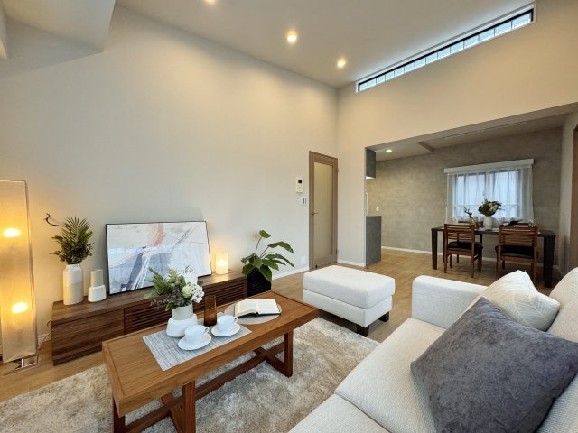 コスモ氷川台の居間・リビング|フローリング・クロス全室張替済みでお部屋は新たに生まれ変わりました♪♪
是非現地にて実際にご見学ください
(実際の生活がイメージ出来るよう、家具を設置しております)