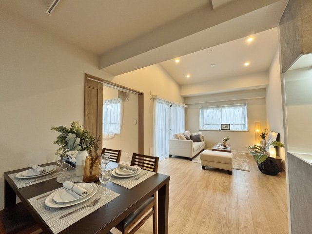 コスモ氷川台の居間・リビング|ＬＤＫは3面採光！
全体を明るく・開放感のある空間に仕上げました
(実際の生活がイメージ出来るよう、家具を設置しております)