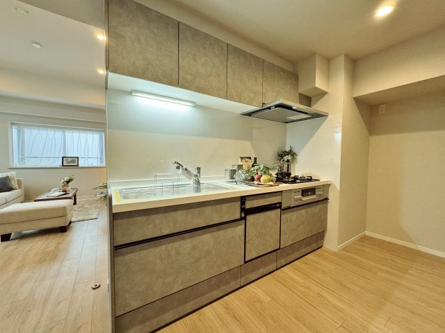 コスモ氷川台のキッチン|キッチンは調理スペースが広くお料理しやすい仕様になっています♪
シンクも大きめなので洗い物もスムーズです
(実際の生活がイメージ出来るよう、家具を設置しております)