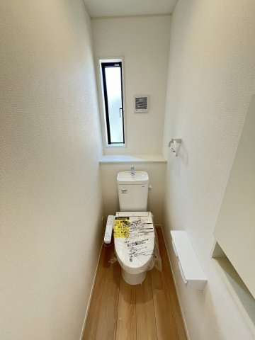 【内装】 | 福岡市南区弥永5丁目第15　1号棟（全1棟）【仲介手数料無料・0円】 | 施工例。2階にもトイレです。施工例は完成時と異なる場合があります。