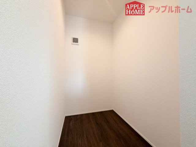[新築住宅] 行田市矢場 平屋 全2棟の収納|キッチン裏パントリースペース