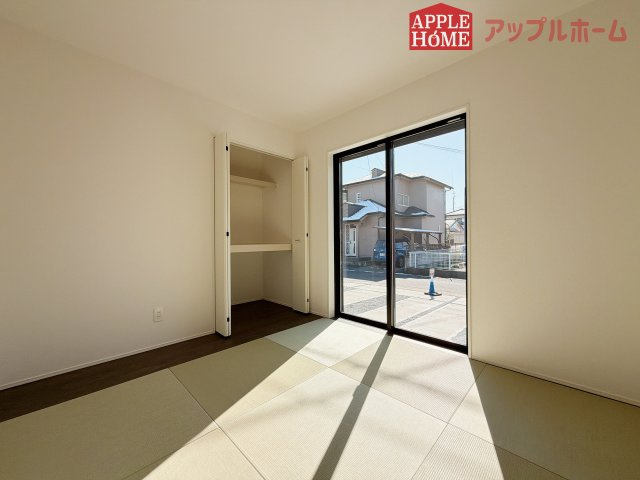 [新築住宅] 行田市矢場 平屋 全2棟の和室|広々とした居住空間は日々の暮らしを彩り、心のやすらぎと満足感を与えてくれます。通風と採光を考慮した設計は子供たちはのびのび育ち、家族でくつろぎと団らんを生み出します。