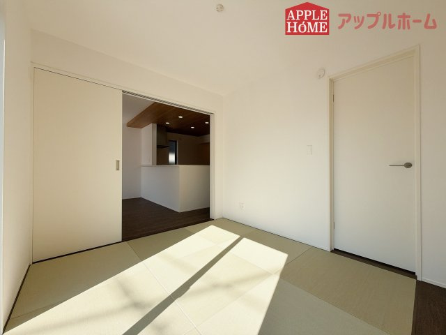 [新築住宅] 行田市矢場 平屋 全2棟の和室|広々とした居住空間は日々の暮らしを彩り、心のやすらぎと満足感を与えてくれます。通風と採光を考慮した設計は子供たちはのびのび育ち、家族でくつろぎと団らんを生み出します。