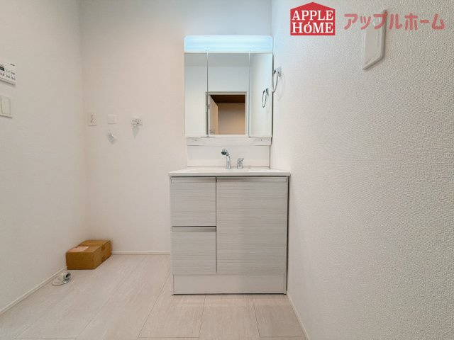 [新築住宅] 行田市矢場 平屋 全2棟の独立洗面台|暮らしを快適にする三面鏡仕様の洗面化粧台。収納力と機能性に優れた使いやすい設備で、忙しい朝の身支度もスムーズに♪