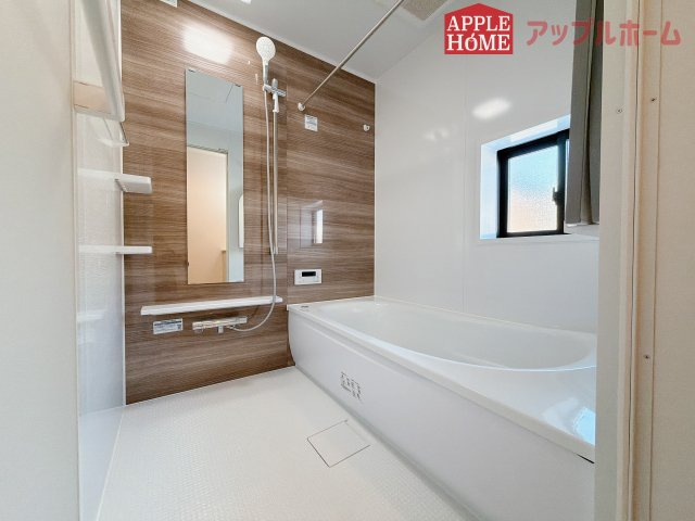 [新築住宅] 行田市矢場 平屋 全2棟の浴室|窓付きのバスルームは、採光もあり明るく気持ちの良い空間です。窓があることで、換気環境も良好。掃除もスムーズに出来ます