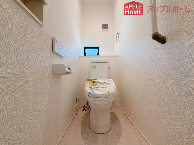 [新築住宅] 行田市矢場 平屋 全2棟のトイレ|白を基調とした清潔感のある明るい空間。温水洗浄便座付きで、毎日快適・清潔に使用できます。操作しやすい壁面リモコンを採用しています。