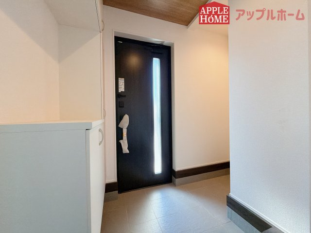 [新築住宅] 行田市矢場 平屋 全2棟の玄関|住まう人も来客も入った時にワクワクさせてくれるオシャレな玄関♪収納もたっぷりあるので、靴がたくさんあっても安心！