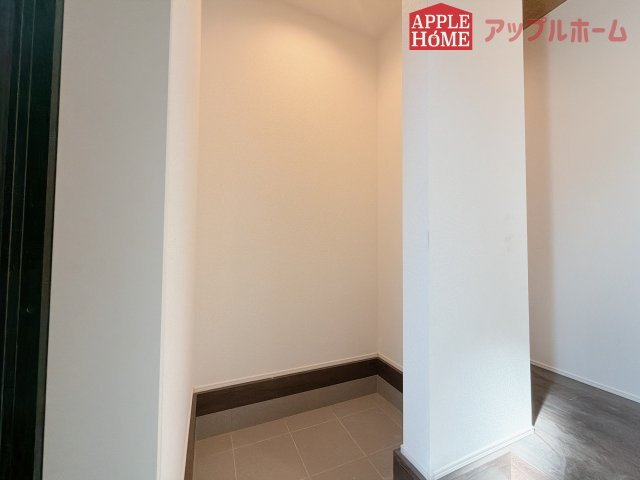 [新築住宅] 行田市矢場 平屋 全2棟の収納|明るく清潔感のある玄関でお客様を迎えるスペースをパッと明るい印象に！大容量の収納力で大家族の履物もすっきり収納できます♪