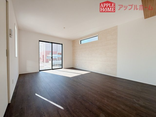 [新築住宅] 行田市矢場 平屋 全2棟の居間・リビング|広々リビング×対面キッチンで家族の会話も弾みます♪家族団らんの秘訣は間取りにあり☆夢のマイホームを一緒に叶えましょう！