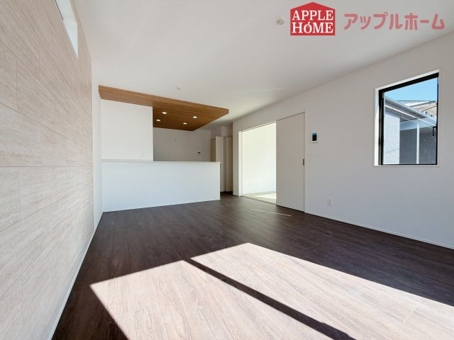 [新築住宅] 行田市矢場 平屋 全2棟の居間・リビング|窓から差し込む光で家族を温かく包み込みます。明るいリビングで子育てする喜びを☆いつでも見学可能です！