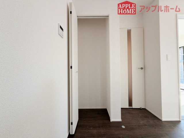 [新築住宅] 行田市矢場 平屋 全2棟の収納|キッチン横収納スペース